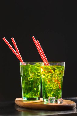 Yaz taze mojito kokteylleri