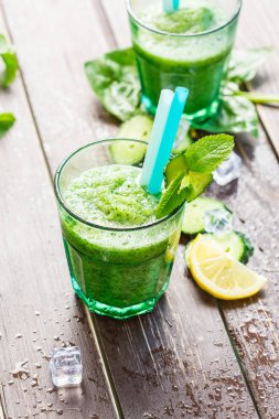 Yeşil sağlıklı sebze güler yüzlü