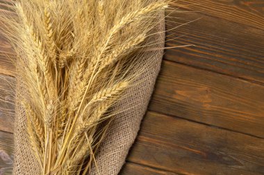 ahşap masa kulaklara buğday