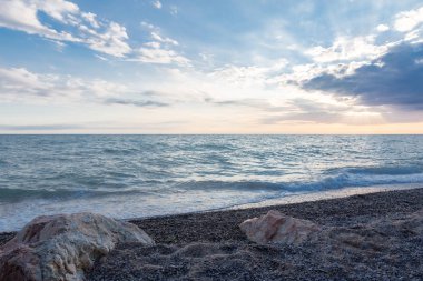 Deniz Taşlı bir plajda sörf.