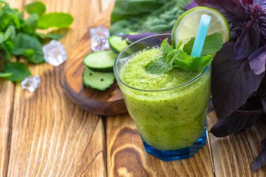 Yeşil sağlıklı sebze güler yüzlü