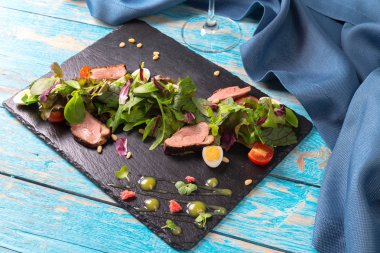 Izgara et ile sebze salatası