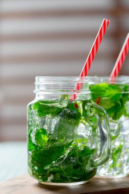 Yaz taze mojito kokteylleri