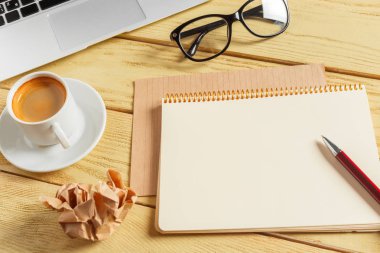 Ofis Masaları dizüstü bilgisayar, kahve fincanı ve farklı başı işleri