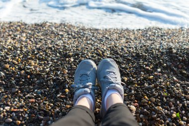 Plajda iki spor ayakkabı yakın çekim