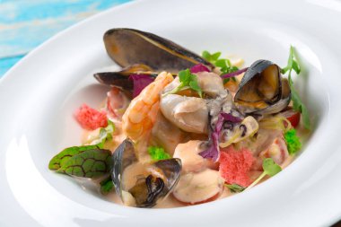 Tablo yakın çekim üzerinde plaka üzerinde lezzetli deniz ürünleri