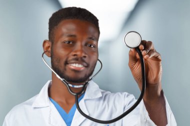 Afro-Amerikan erkek doktor
