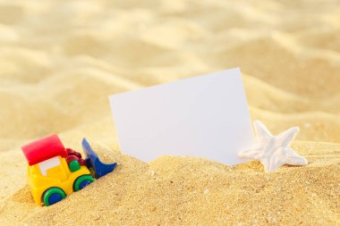 Resim çerçevesi kabukları ve kum arka plan üzerinde. Kopya alanı.