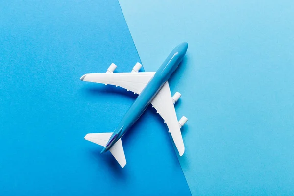 Primer Plano Del Avión Miniatura Sobre Fondo Color Concepto Viaje — Foto de Stock