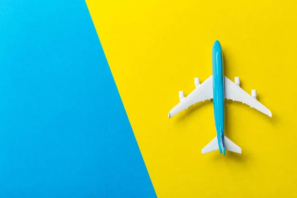 Nahaufnahme Eines Miniaturflugzeugs Auf Farbigem Hintergrund Reise Oder Urlaubskonzept — Stockfoto