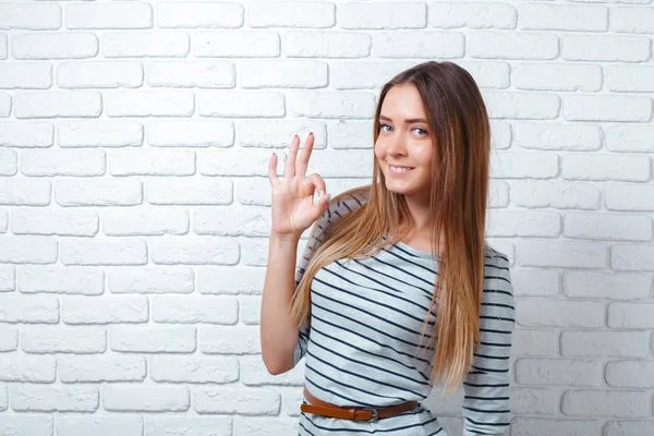 Porträtt Leende Kvinna Med Hand Ger Tecken — Stockfoto