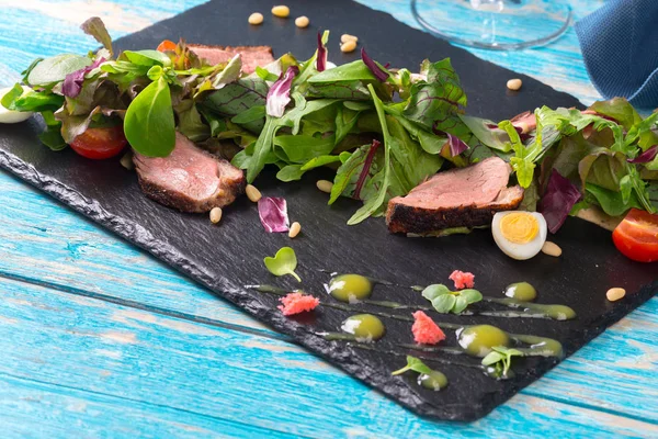 Izgara et ile sebze salatası