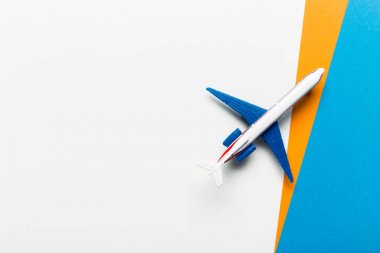 Minyatür uçak renkli arka plan üzerinde closeup. Seyahat ya da tatil kavramı