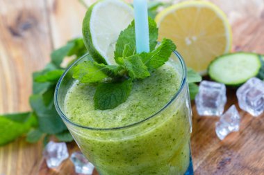 Yeşil sağlıklı sebze güler yüzlü