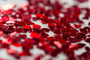 Kırmızı kalp şeklinde