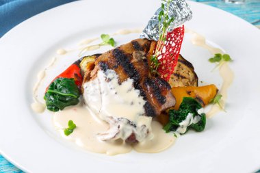 Kızarmış ördek eti plaka