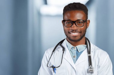 Afro-Amerikan erkek doktor