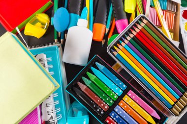 Bir kara tahta arka plan üzerinde okul malzemeleri alt kenarlık