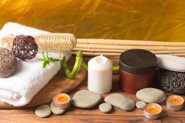 Ahşap masa spa kompozisyonu görünümünü