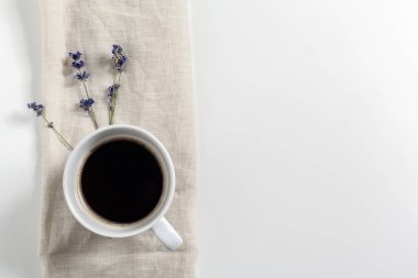 Kahve ile masanın üzerine çiçek oluşturma