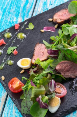 Izgara et ile sebze salatası