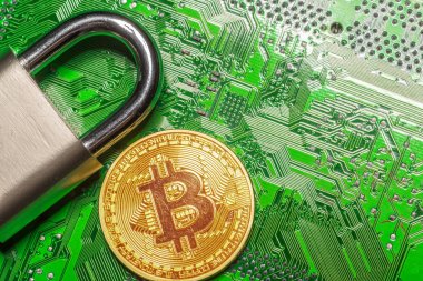Altın bitcoin ve anakart arka plan asma kilit