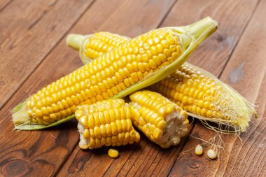 ahşap masa üzerinde taze sarı mısır