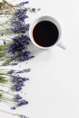 Kahve ile masanın üzerine çiçek oluşturma