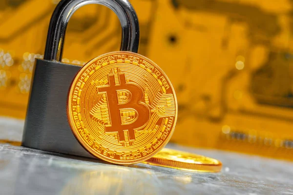 Anakart Arka Plan Asma Kilit Ile Altın Bitcoins Cryptocurrency — Stok fotoğraf