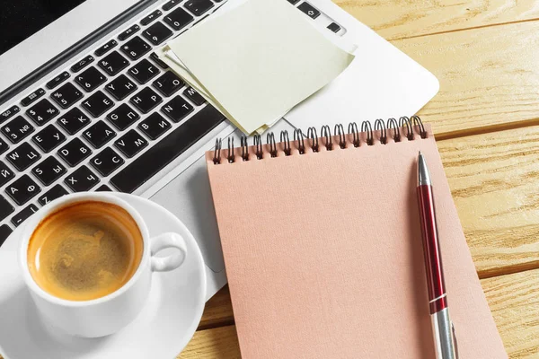 Mesa Escritório Com Laptop Xícara Café Material Escritório Diferente — Fotografia de Stock