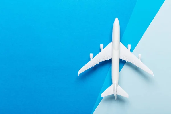 Nahaufnahme Eines Miniaturflugzeugs Auf Farbigem Hintergrund Reise Oder Urlaubskonzept — Stockfoto