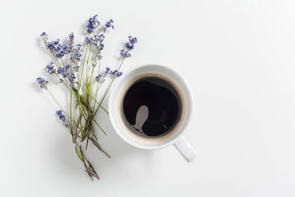 Koffie Met Bloemen Samenstelling Tafel — Stockfoto