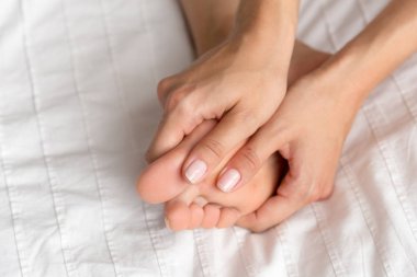 mükemmel ve güzel bir kadın bacak yatakta