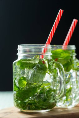 Yaz taze mojito kokteylleri