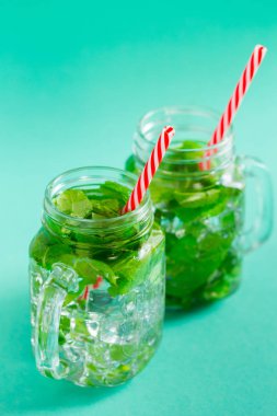 Yaz taze mojito kokteylleri