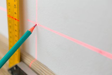Lazer düzeyi ve çizgiler duvar