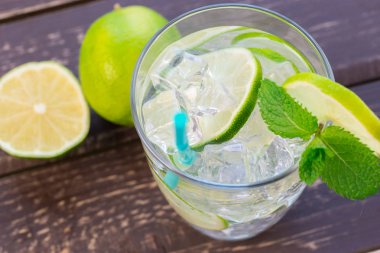 Buzlu taze limonata.