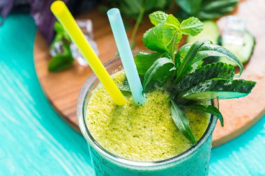 Yeşil sağlıklı sebze güler yüzlü