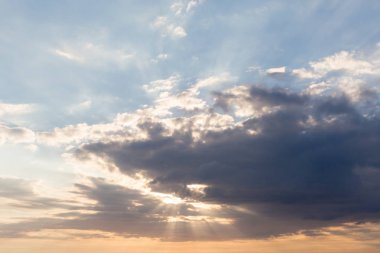 Bulutlar ve mavi gökyüzü arkaplanı