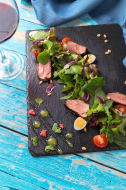 Izgara et ile sebze salatası