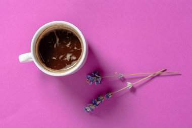 Kahve ile masanın üzerine çiçek oluşturma