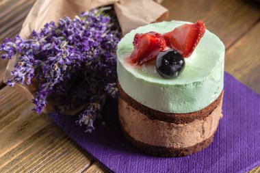 Çilekli pasta yakın çekim 