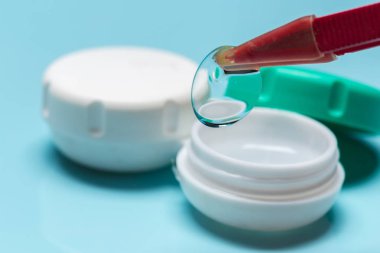 Kontakt lens, kontakt lens case, cımbız mavi zemin üzerine