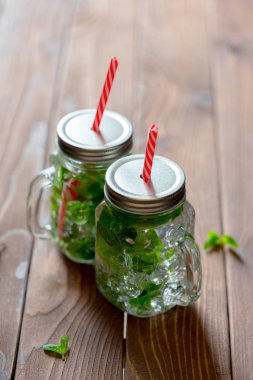 Yaz taze mojito kokteylleri