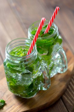 Yaz taze mojito kokteylleri