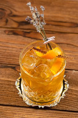 Yaz ahşap bir masaya kokteyl