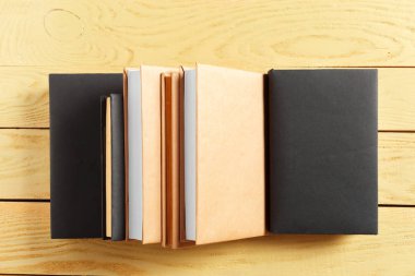 Ahşap masa üzerinde frontispieces içinde kitap yığını