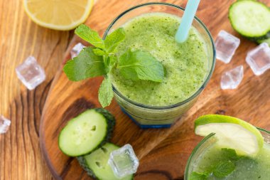 Yeşil sağlıklı sebze güler yüzlü