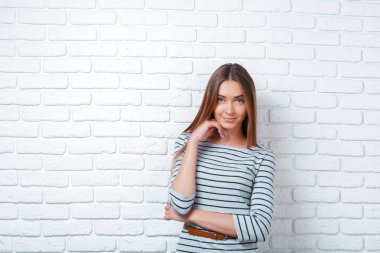 Tuğla duvar arka plan üzerinde genç kadın portresi 