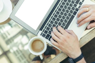 Genç adam bir dizüstü bilgisayarda gerçekleştiren